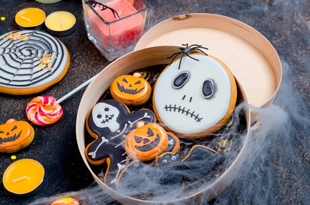 Photo halloween surface with gingerbread, pumpkins and candles