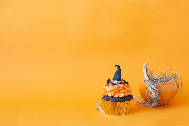 사진 할로윈 기호, 휴가 준비. 오렌지 호박 컵 케이크와 나무 장식.