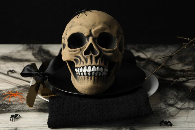 Foto halloween tafel setting schedel in een zwarte kom