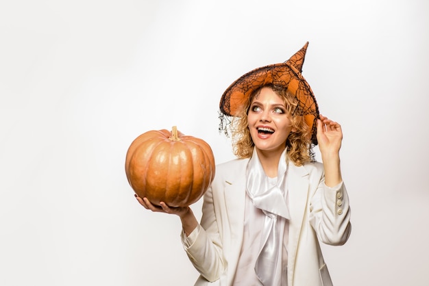 Тема хэллоуина октябрьская улыбающаяся ведьма с хэллоуинским тыквенным трюком или угощением счастливого хэллоуина