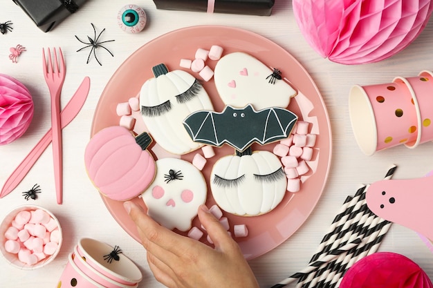 Foto biscotti a tema halloween in una ciotola concetto rosa di halloween