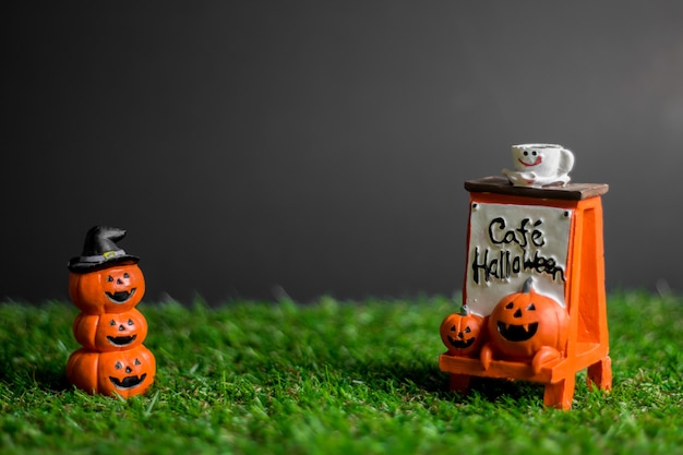 Хэллоуинские игрушки на траве.