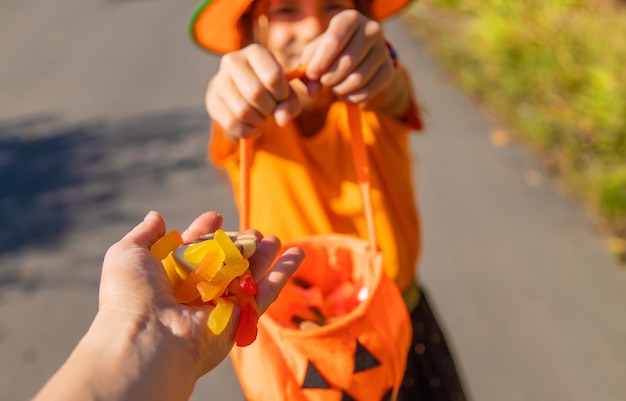 Halloween-vakantie, kindmeisje in kostuum. Selectieve aandacht.