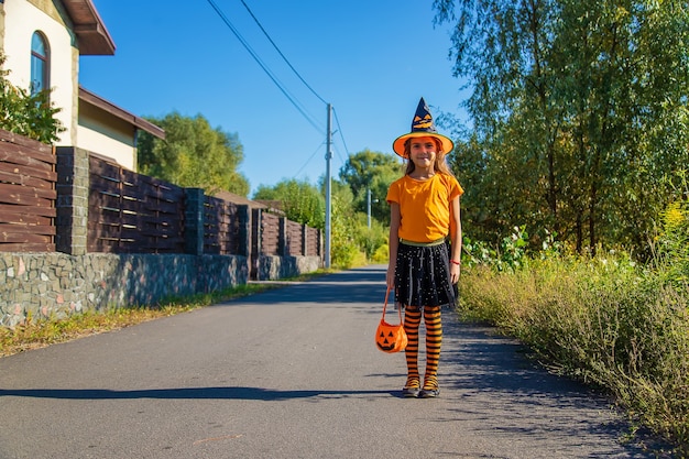 Halloween-vakantie, kindmeisje in kostuum. Selectieve aandacht.