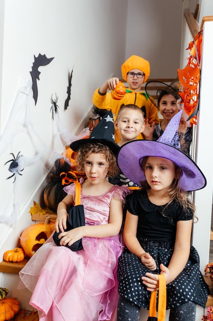 Halloween-vakantiefeest voor kinderen Kinderen in kostuums op trap