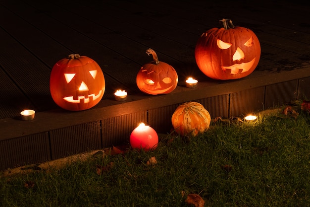 Foto halloween-voorbereiding, pompoenen met kaarsen erin die oplichten in het donker