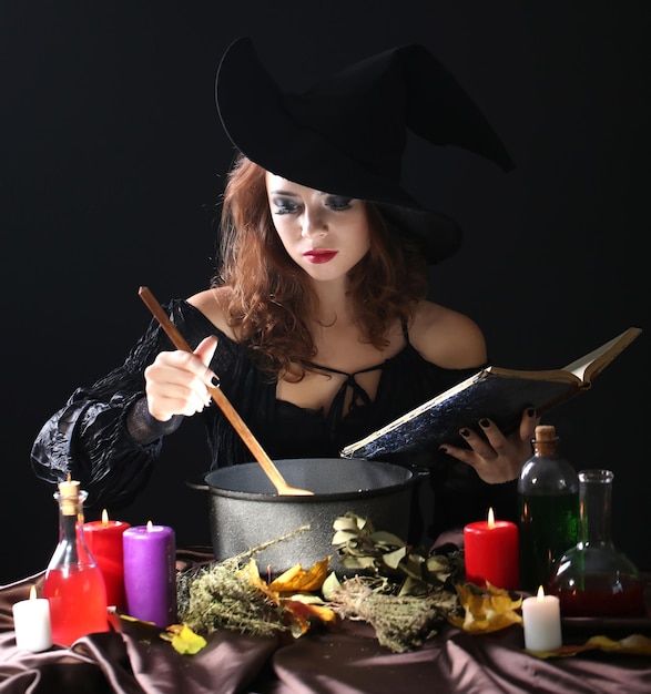 写真 黒の背景にハロウィーンの魔女