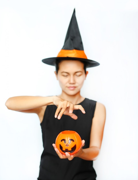 Strega di halloween con una zucca magica su sfondo bianco.