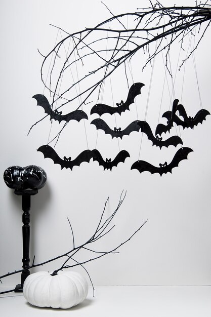 Photo halloween with black bats and pumpkins on a tree on a white background