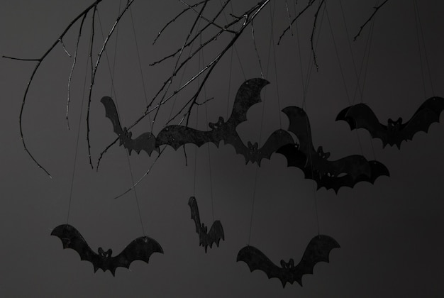 Photo halloween with silhouettes of black bats on a tree branch on a dark background