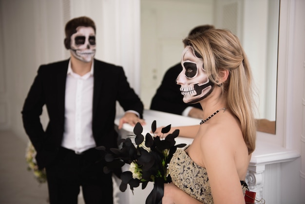 Halloween Zombie-feest en horror. Halloween-paar met make-up