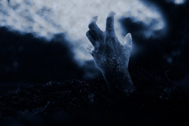 Halloween zombie hand op dramatische donkere wolk achtergrond.