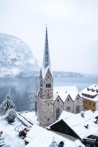 Villaggio di hallstat in austria bellissimo villaggio nella valle di montagna vicino al lago paesaggio di montagne e centro storico viaggio in austria