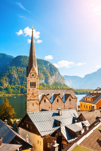 Hallstatt-dorp in de bergen van Alpen, Oostenrijk. Prachtig herfstlandschap