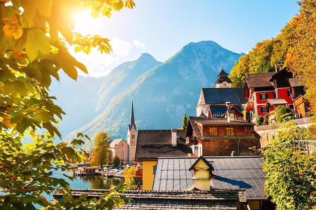 Villaggio di hallstatt nelle montagne delle alpi, austria. bellissimo paesaggio autunnale. famosa destinazione di viaggio