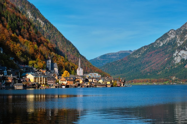 Villaggio di hallstatt austria vista sul lago in autunno