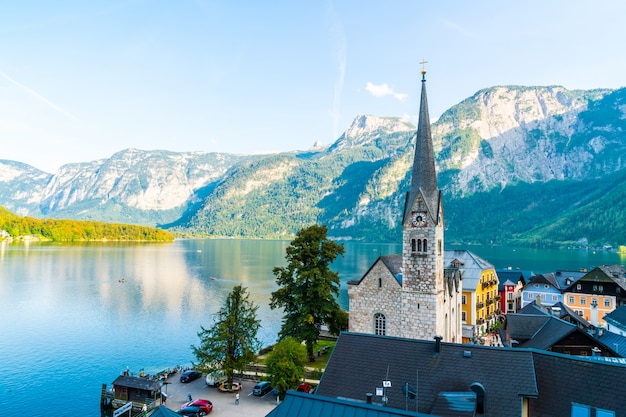 Villaggio di hallstatt sul lago hallstatter nelle alpi austriache