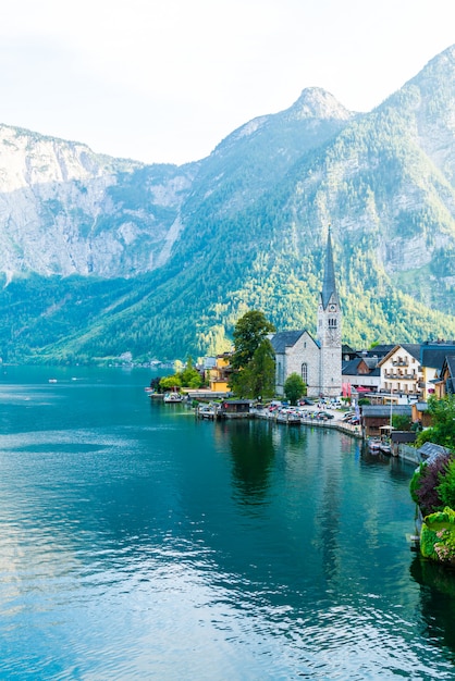 Villaggio di hallstatt sul lago hallstatter nelle alpi austriache