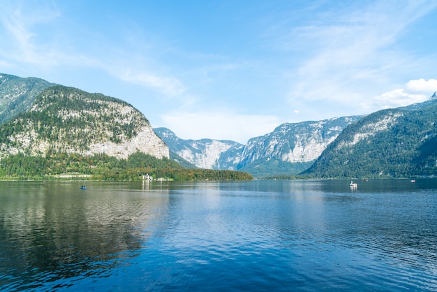 オーストリアのアルプスのHallstatter湖