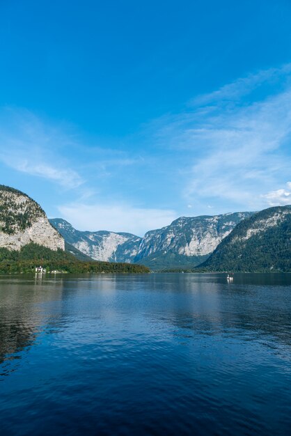 オーストリアのアルプスのHallstatter湖