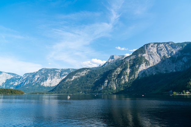 オーストリアアルプスのhallstatter湖