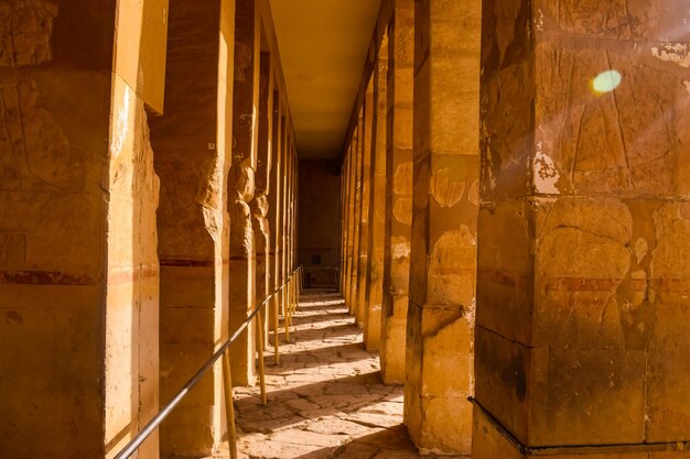 Photo hallway of collems at temple in egypt