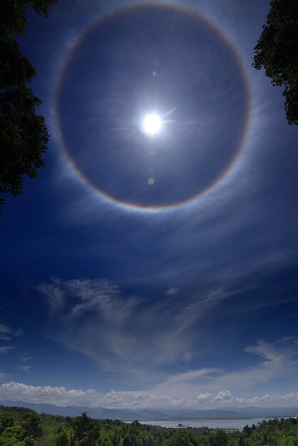 Halo van de volle zon boven een stuwmeer