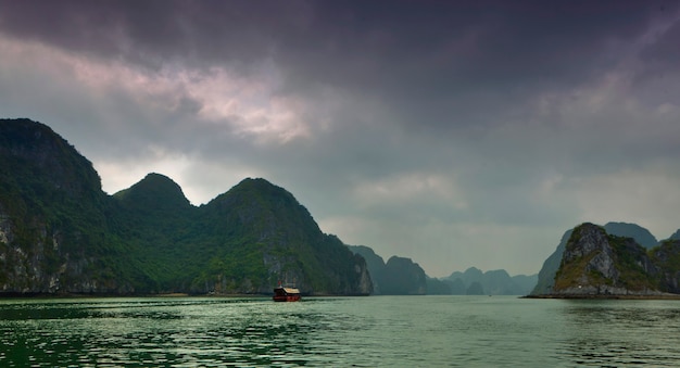 Halong Bay Vietnam1월에 촬영