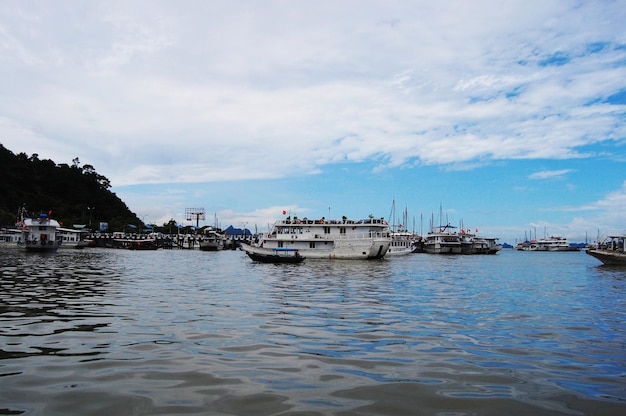 ハロン湾またはハロン湾ユネスコ世界自然遺産、ベトナム人や外国人旅行者に人気の旅行先、ベトナムのハノイにある2000の島の石灰岩を含むクルーズツアー