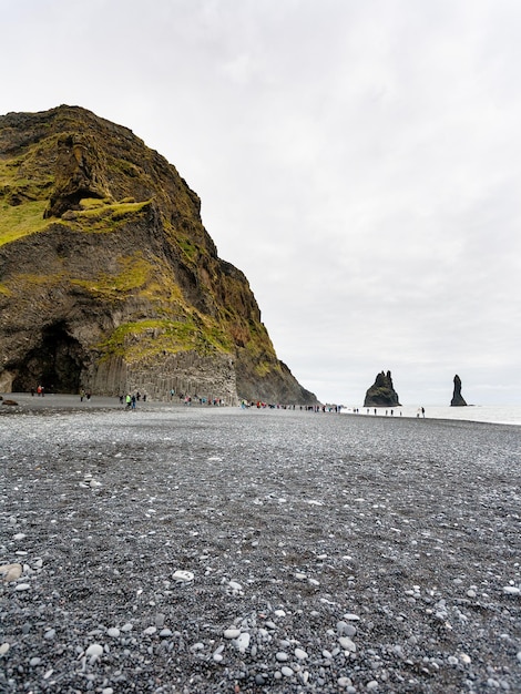 Foto grotta di halsanefshellir nel monte reynisfjall sulla spiaggia