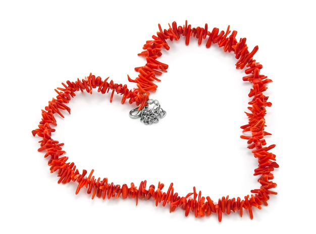 Halsketting van rood koraal in de vorm van een symbool van het hart