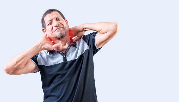 Foto halspijn en stressconcept bejaarde persoon die lijdt aan nekpijn geïsoleerd volwassen man met spanning in de nek geïsoleert