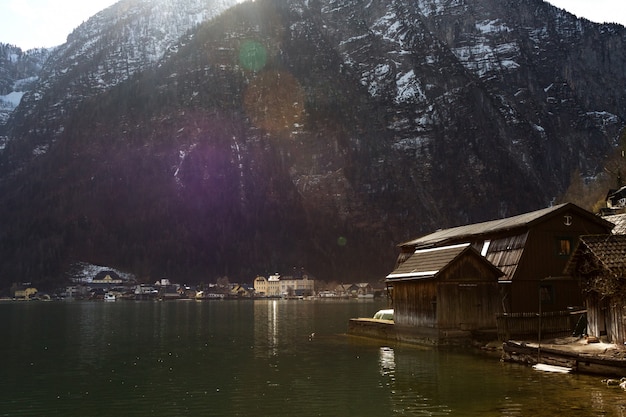 Foto lago halstatter vicino alle tradizionali case in legno a hallstatt