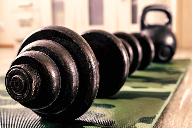 Foto halters en kettlebells zijn sportartikelen voor thuissporten lifestyle concept van gezondheid