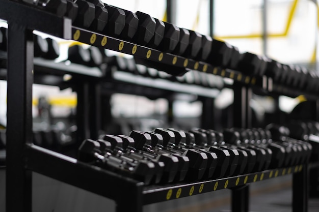 Halters in de sportschool liggen op een rij fitness foto van hoge kwaliteit