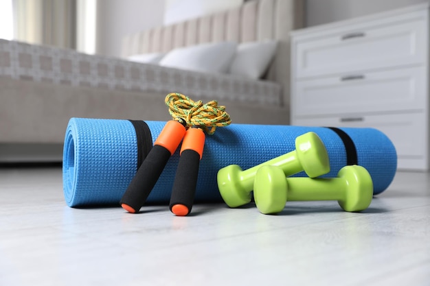 Halters touwtjespringen en yogamat op de vloer binnenshuis Fitness thuis