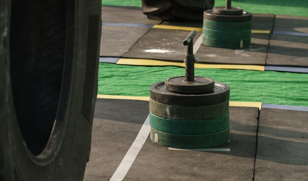 Haltersgewichten op verticale balk met handvatten op de rubberen vloer van het stadion op de Iron Man-competitie in Oekraïne