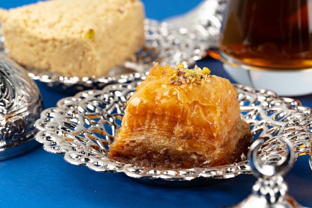 블루 테이블에 차 컵 Halva 디저트