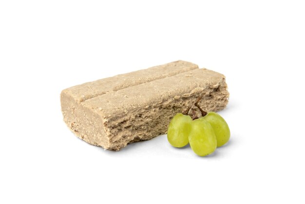 Halva en en groene druif geïsoleerd op wit