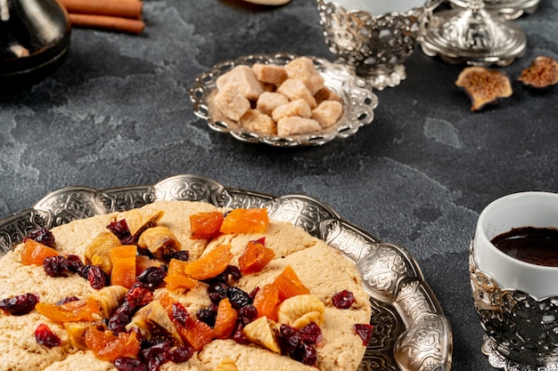 Halva met gedroogd fruit op arabisch servies