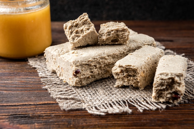 Foto halva met pinda's op houten tafel