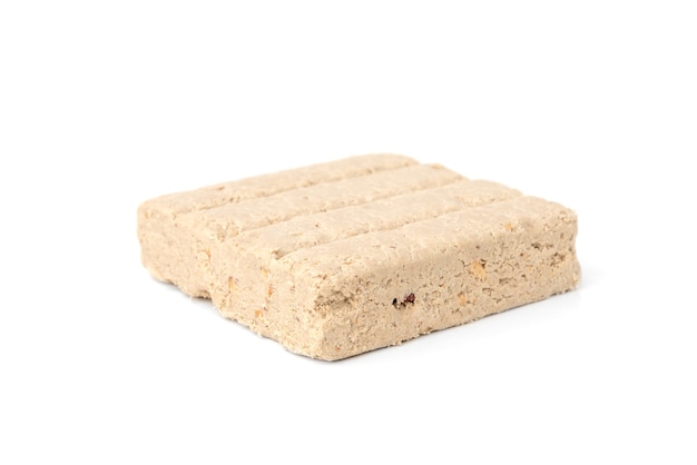 흰색 배경에 고립 된 땅콩과 Halva