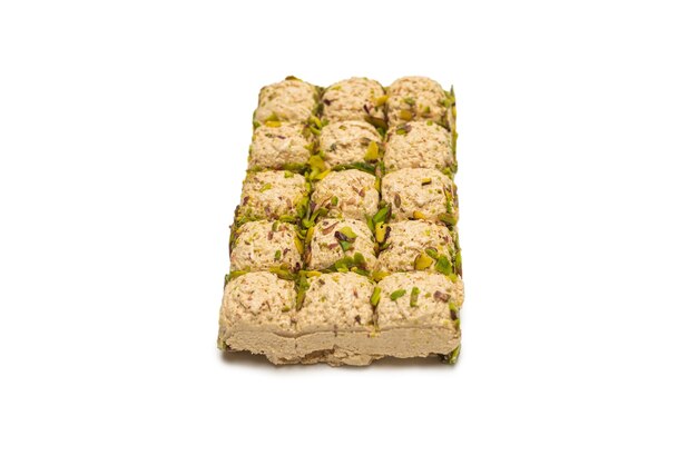 Halva con pistacchi isolato su bianco