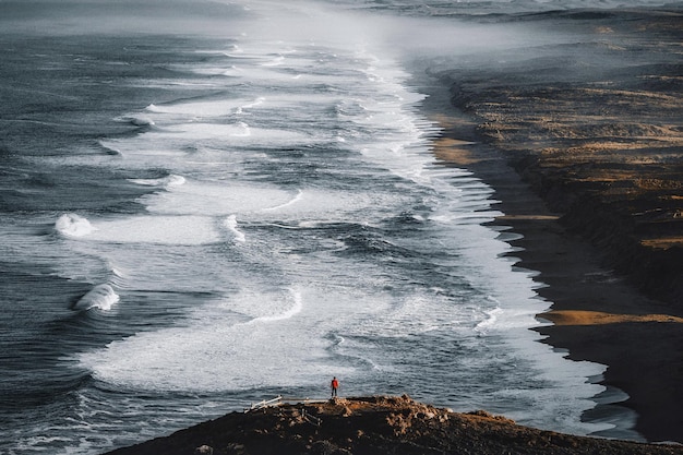 Halve afstand van de man die op het strand staat