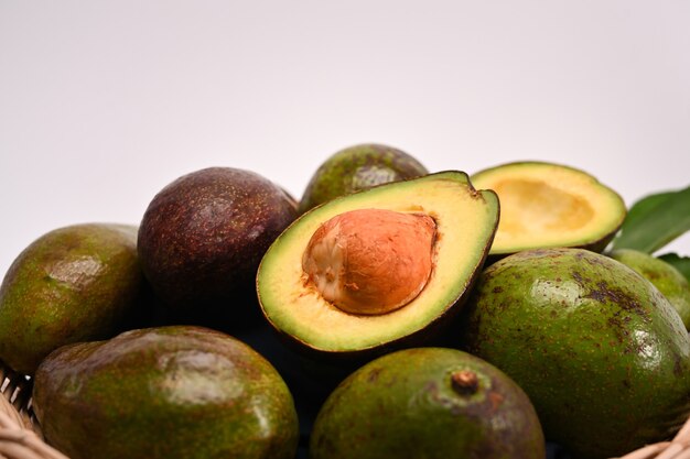 Halve en hele avocado geïsoleerd op een witte achtergrond.