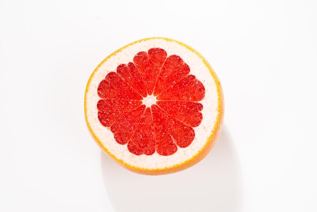 Halve grapefruit geïsoleerd op witte achtergrond