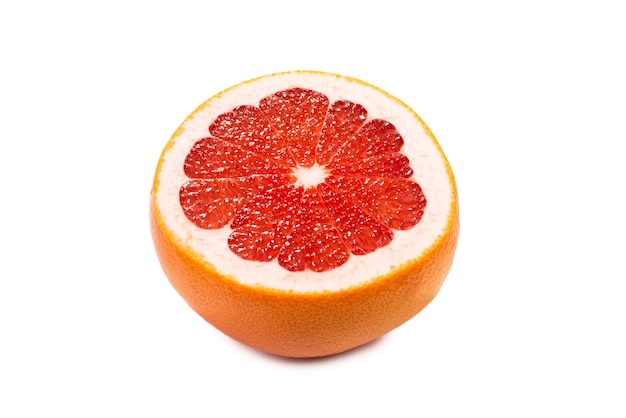 Halve grapefruit geïsoleerd op witte achtergrond