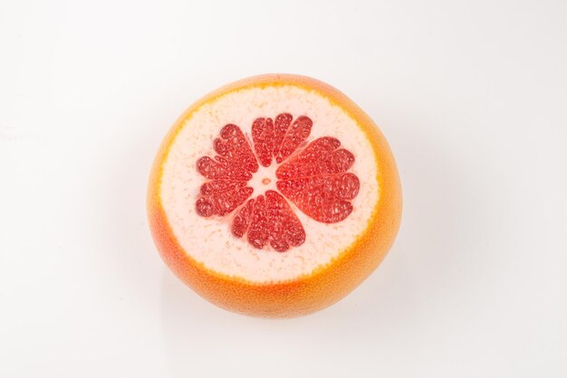 Halve grapefruit geïsoleerd op witte achtergrond