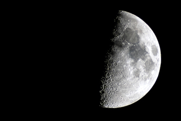 Foto halve maan boven een nachtelijke hemel