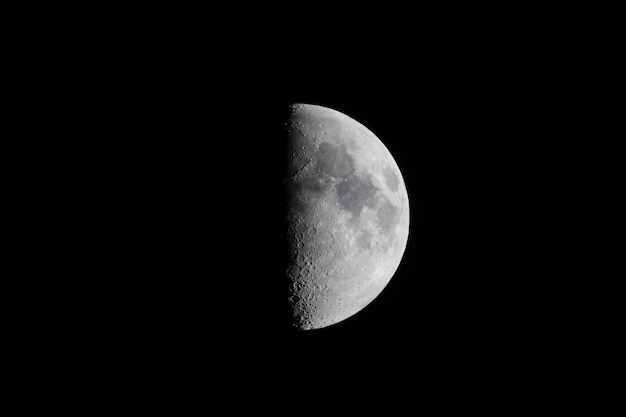 Halve maan gezien met telescoop
